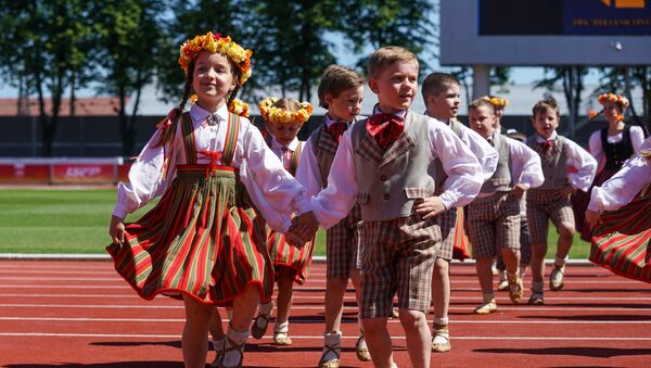 Выступление детского танцевального коллектива на стадионе Даугава в преддверии Праздника песни и танца - Sputnik Латвия