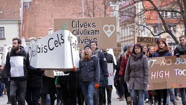 Участники шествия в поддержку беженцев в Риге - Sputnik Латвия