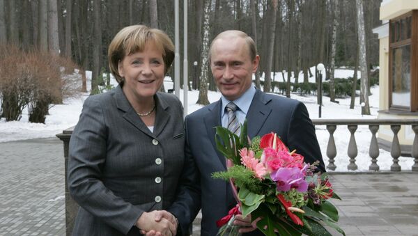 Федеральный канцлер Германии Ангела Меркель и президент России Владимир Путин во время встречи в Ново-Огарево, 2008 год - Sputnik Латвия