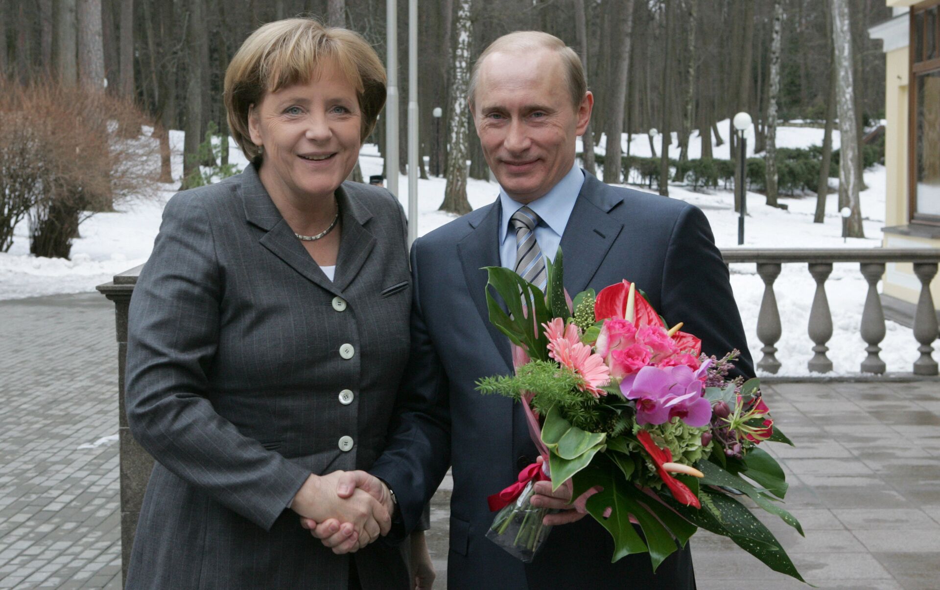 Путин Меркель цветы