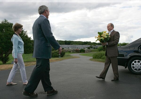 Супруга президента США Лора Буш, президенты США Джордж Буш и России Владимир Путин во время встречи в семейном поместье Бушей Уокерс Пойнт под Кеннебанкпортом в штате Мэн, 2007 год - Sputnik Латвия