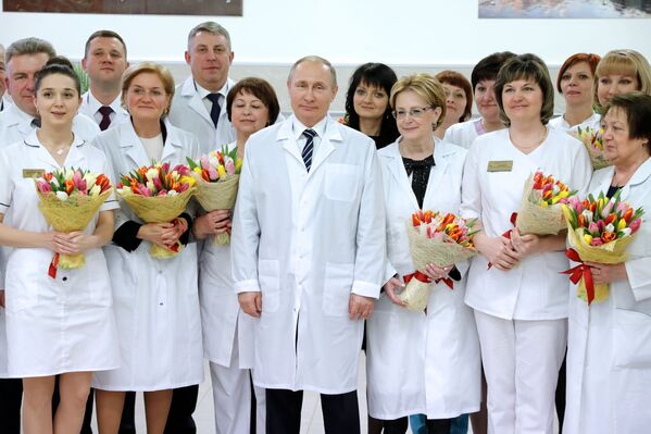 Президент РФ Владимир Путин с сотрудниками нового перинатального центра городской больницы №1 в Брянске - Sputnik Латвия