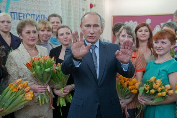 Президент РФ Владимир Путин во время фотографирования с работницами предприятия Вологодский текстиль накануне Международного женского дня 8 марта - Sputnik Латвия