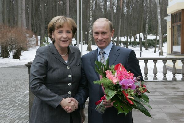 Федеральный канцлер Германии Ангела Меркель и президент России Владимир Путин во время встречи в Ново-Огарево, 2008 год - Sputnik Латвия