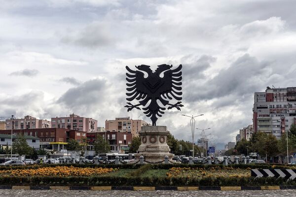 Тирана в Албании сегодня является одним из туристических центров. Город находится между Адриатическим побережьем и Албанскими Альпами. В городе есть канатная дорога, гора Дайти, с которой открываются панорамные виды, множество кафе и ресторанов, а также разнообразная архитектура Тирана в Албании сегодня является одним из туристических центров. Город находится между Адриатическим побережьем и Албанскими Альпами. В городе есть канатная дорога, гора Дайти, с которой открываются панорамные виды, множество кафе и ресторанов, а также разнообразная архитектура - Sputnik Латвия
