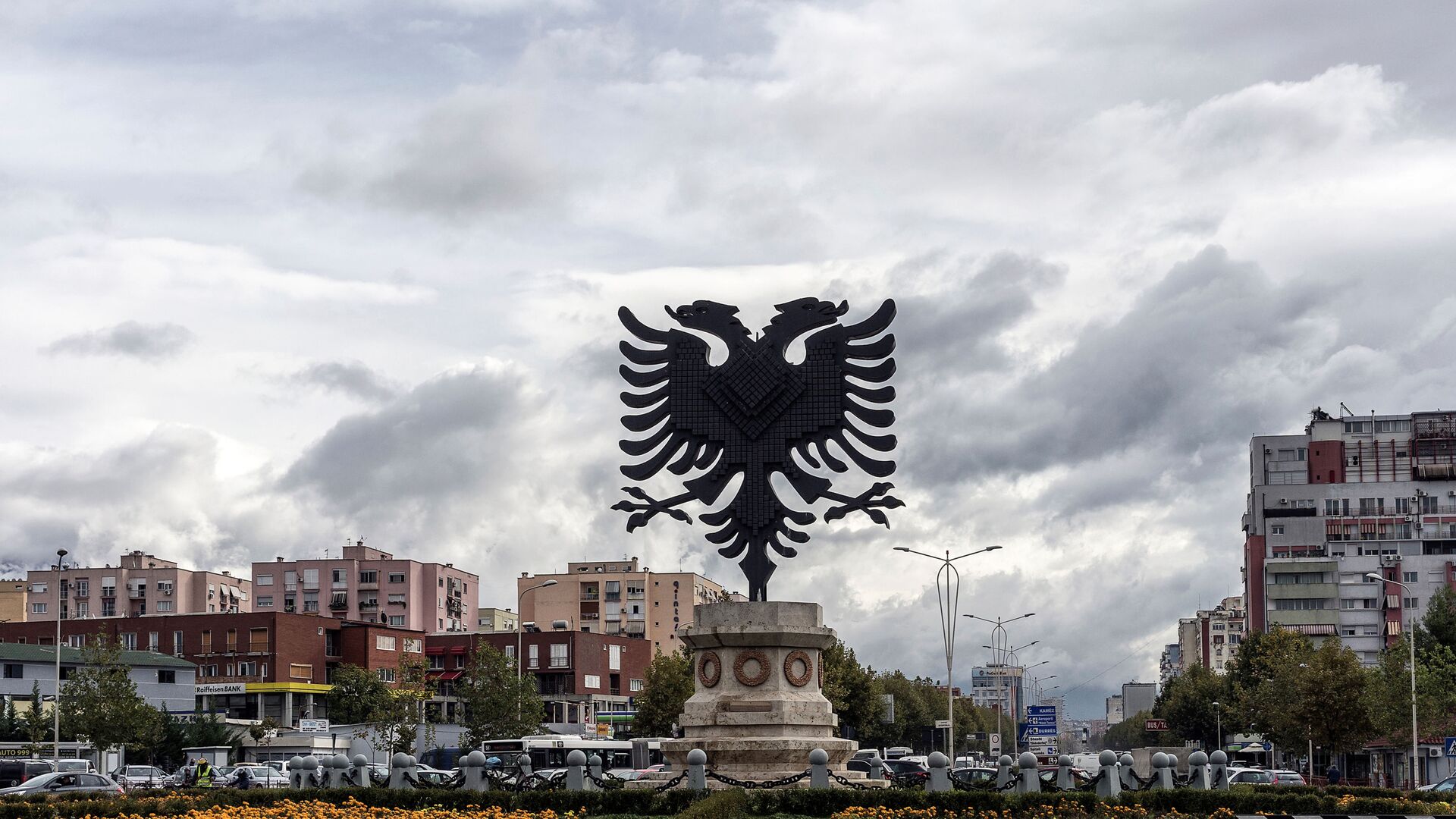 Герб Албании на одной из площадей в Тиране - Sputnik Латвия, 1920, 20.04.2022