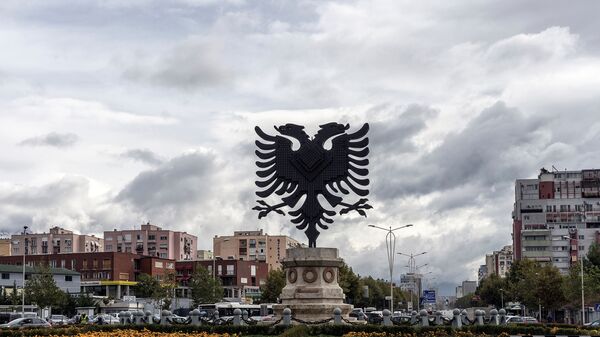 Герб Албании на одной из площадей в Тиране - Sputnik Латвия
