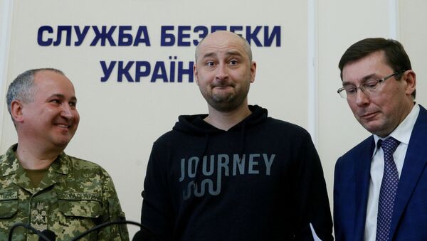 Российский журналист Бабченко (в центре), Генеральный прокурор Украины Луценко (справа) и начальник СБУ Грицак на брифинге в Киеве - Sputnik Latvija
