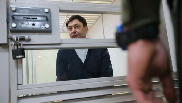 Руководитель портала РИА Новости Украина Кирилл Вышинский во время рассмотрения апелляции на арест в Херсонском зале суда - Sputnik Латвия