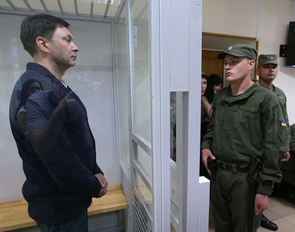 Руководитель портала РИА Новости Украина Кирилл Вышинский (слева) во время рассмотрения апелляции на арест в Херсонском зале суда Руководитель портала РИА Новости Украина Кирилл Вышинский (слева) во время рассмотрения апелляции на арест в Херсонском зале суда - Sputnik Латвия