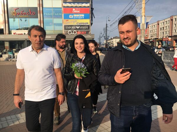 Рахим Рашидов и команда “Наивных путешественников” в Калининграде Рахим Рашидов и команда “Наивных путешественников” в Калининграде - Sputnik Латвия