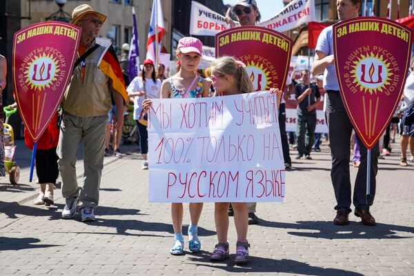 Акция в защиту русских школ в Риге. 2 июня 2018 г. - Sputnik Латвия