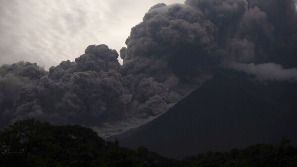 Vulkāna Fuego  izvirdums Gvatemalā - Sputnik Latvija