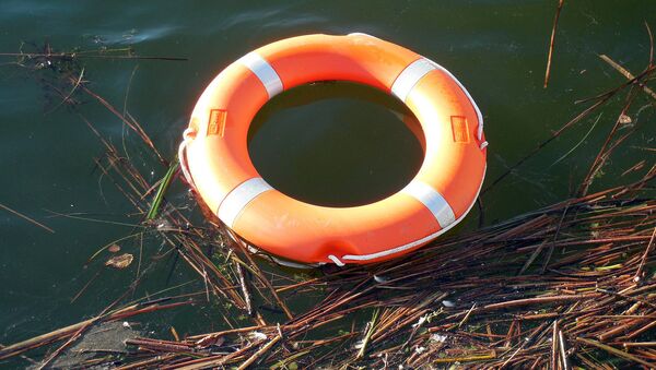 Спасательный круг на воде - Sputnik Latvija