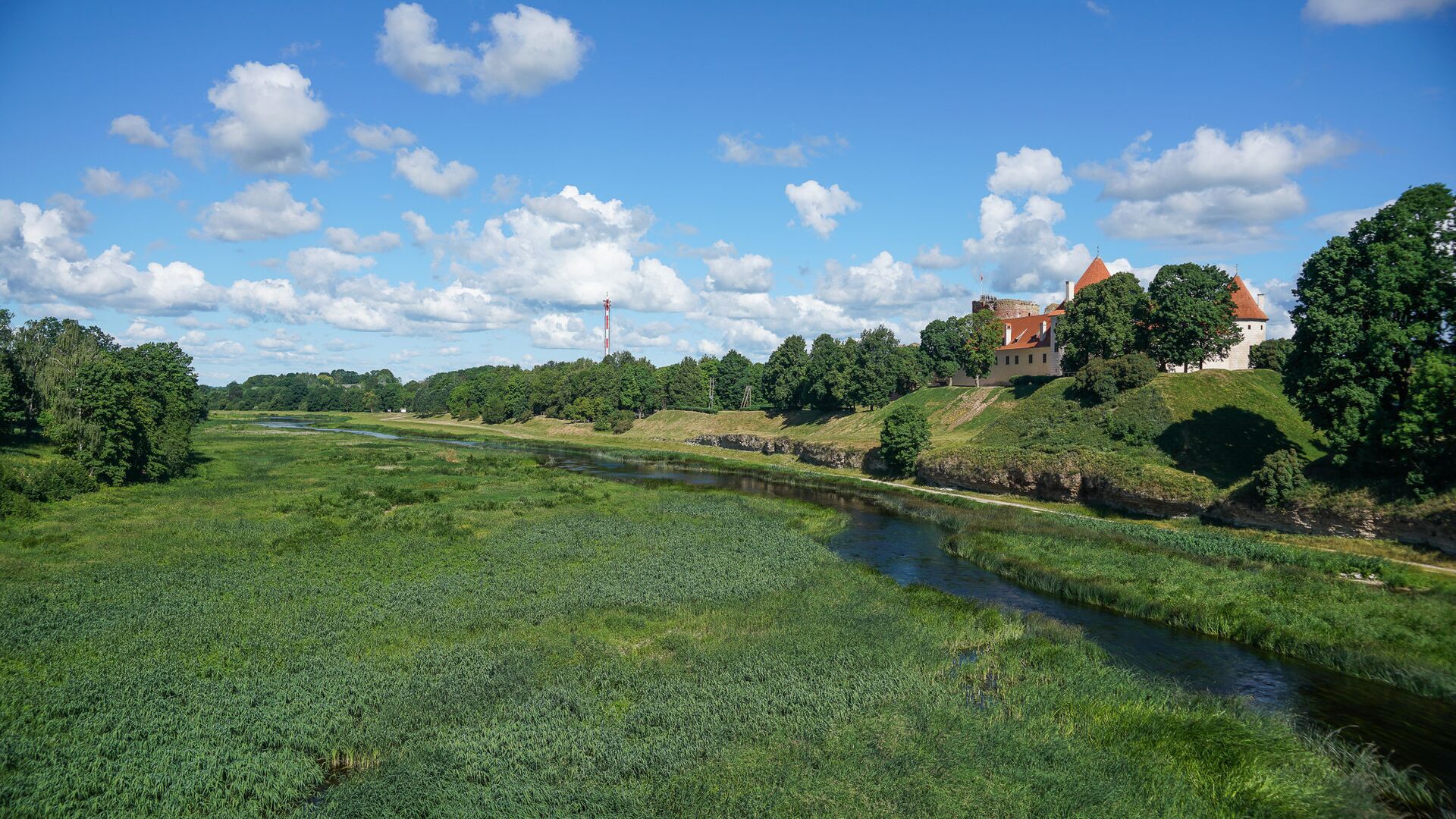 Река Мемеле и средневековый замок на холме в городе Бауска - Sputnik Латвия, 1920, 14.03.2022