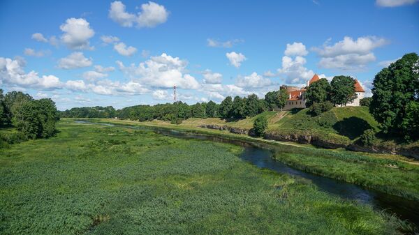 Река Мемеле и средневековый замок на холме в городе Бауска - Sputnik Latvija