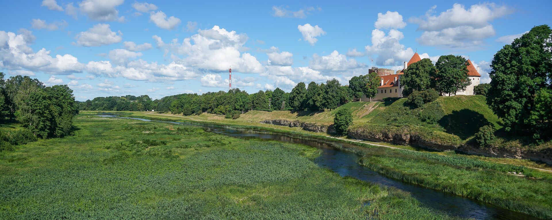 Река Мемеле и средневековый замок на холме в городе Бауска - Sputnik Латвия, 1920, 11.04.2020