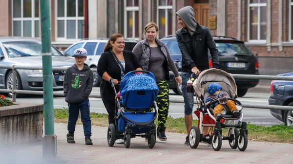Жители Бауски с детскими колясками - Sputnik Латвия