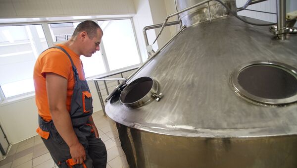 Производство пива на предприятии Bauskas alus - Sputnik Latvija