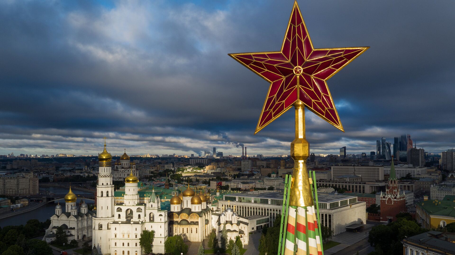 Звезда на Спасской башне Московского Кремля. - Sputnik Латвия, 1920, 22.06.2021