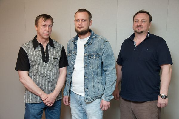Члены экипажа парома Петербург (слева направо) – матрос Сергей Кириллов, третий системный механик Игорь Чертов и старпом Александр Зуев Члены экипажа парома Петербург (слева направо) – матрос Сергей Кириллов, третий системный механик Игорь Чертов и старпом Александр Зуев - Sputnik Латвия
