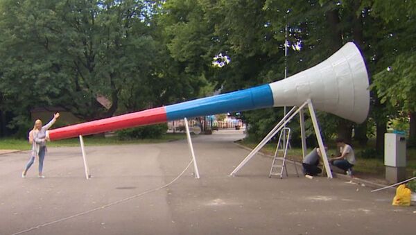 Гигантскую вувузелу установили в Москве - Sputnik Латвия