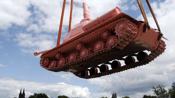 Советский танк, покрашенный в розовый цвет в Праге, 20 июня 2011 - Sputnik Latvija