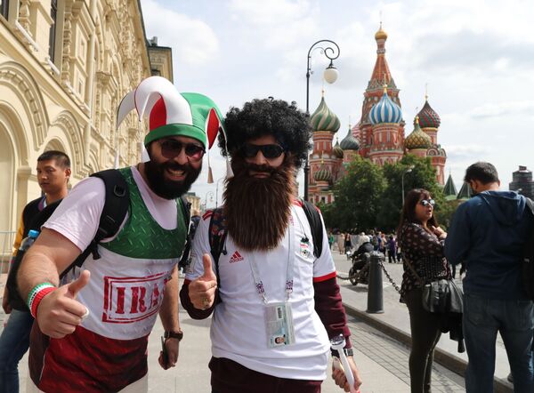 Болельщики чемпионата мира по футболу 2018 на Красной площади в Москве - Sputnik Латвия