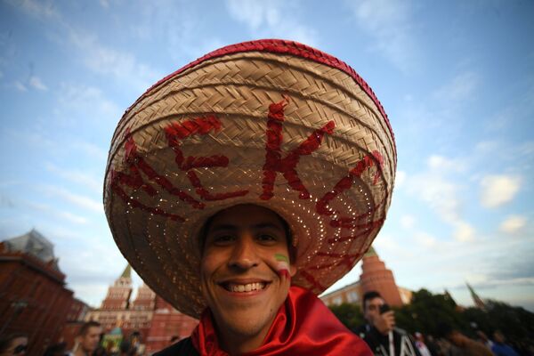 Мексиканский болельщик на Манежной площади в Москве во время чемпионата мира по футболу FIFA-2018 - Sputnik Латвия