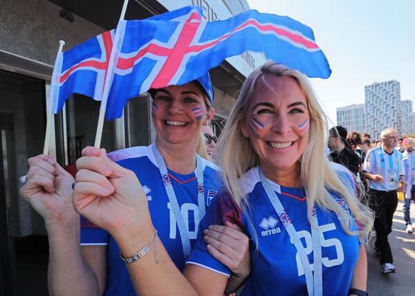 Болельщицы сборной Исландии перед началом матча группового этапа чемпионата мира по футболу между сборными Аргентины и Исландии - Sputnik Латвия