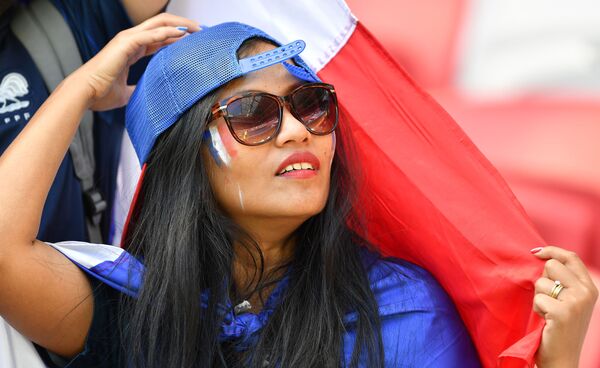 Болельщица перед началом матча группового этапа чемпионата мира по футболу между сборными Франции и Австралии - Sputnik Латвия