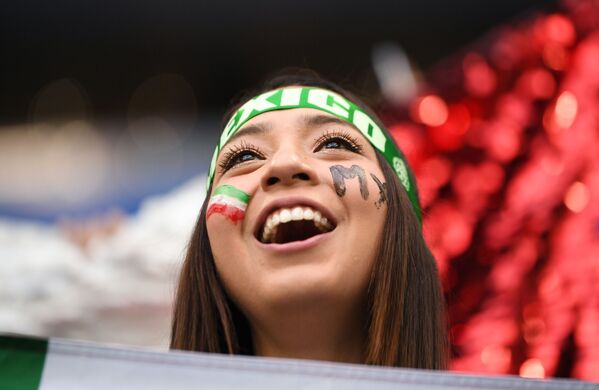 Болельщица сборной Мексики перед началом матча группового этапа чемпионата мира по футболу между сборными Германии и Мексики - Sputnik Латвия