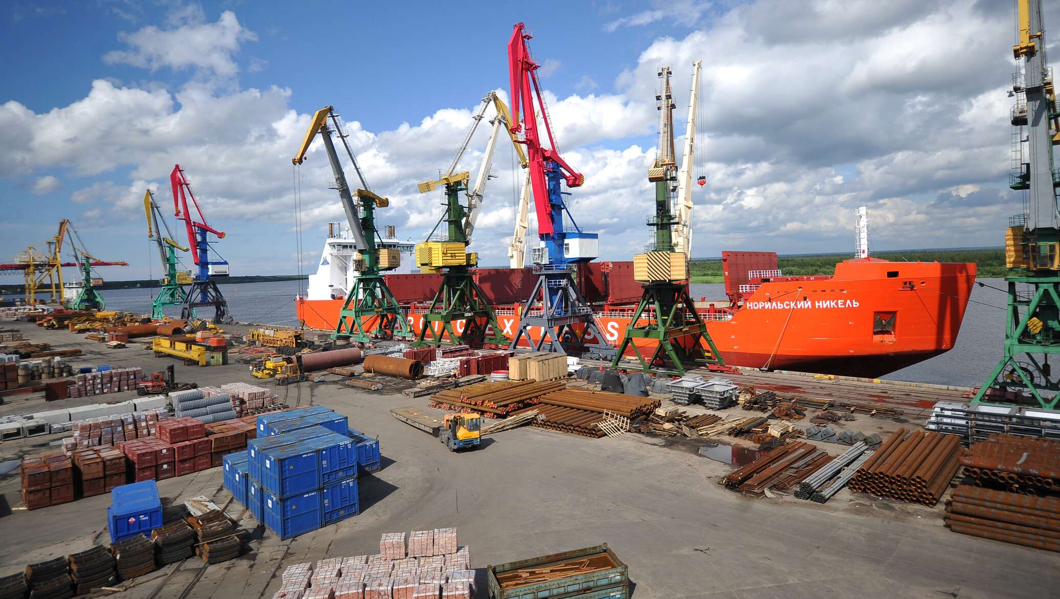 Крупнейший российский морской порт на белом море. Порт АМТП Архангельск. Порт Бакарица Архангельск. Архангельск морской порт Бакарица. Порт экономия Архангельск.