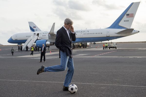 Госсекретарь США Джон Керри во время игры с футбольным мячом, 2014 год - Sputnik Латвия