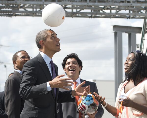 Президент США Барак Обама во время игры с футбольным мячом в Танзании, 2013 год - Sputnik Латвия