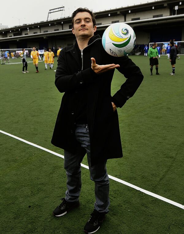 Британский актер Орландо Блум во время игры с футбольным мячом, 2011 год - Sputnik Латвия