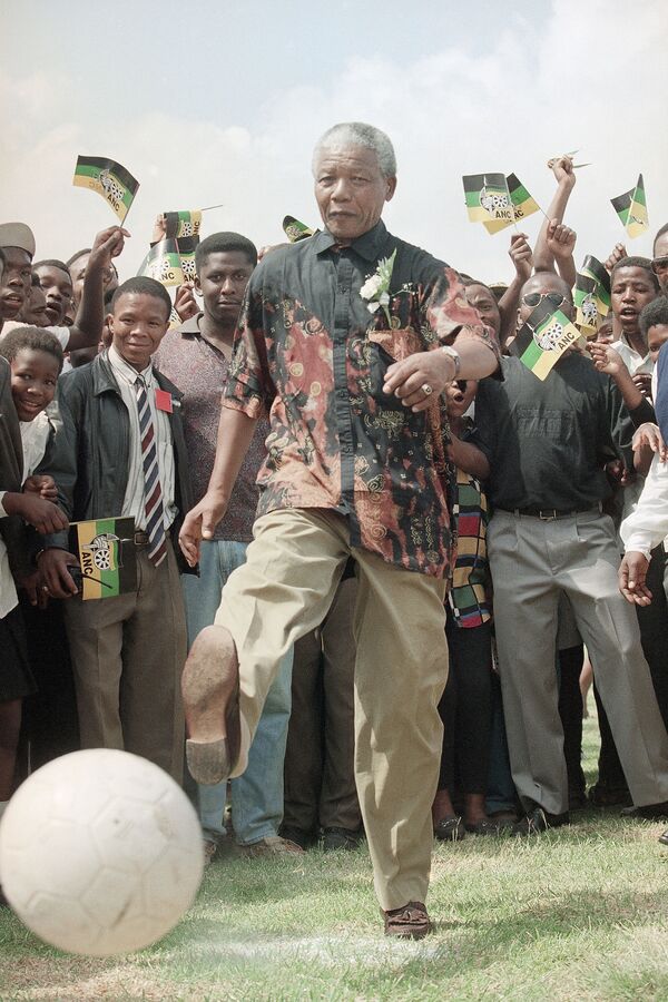 Президент Африканского национального конгресса Нельсон Мандела играет с мячом в Школе сельскохозяйственной подготовки Boskop в Южной Африке, 1994 год - Sputnik Латвия