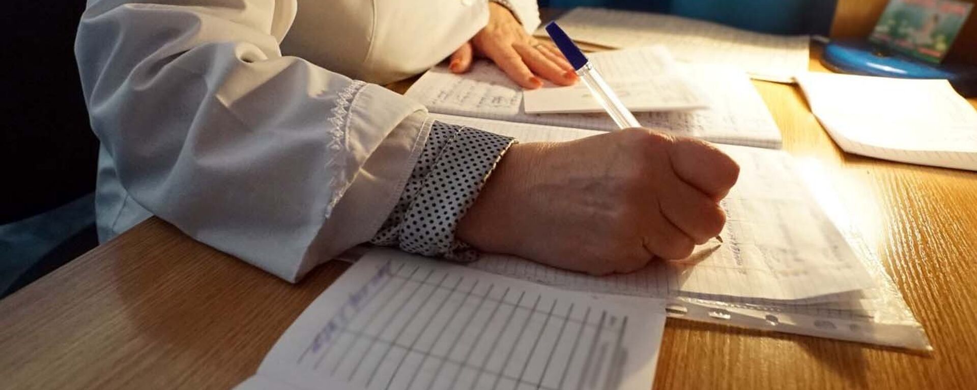 Медик в кабинете Медик в кабинете - Sputnik Латвия, 1920, 02.12.2023