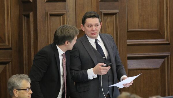 Депутат Сейма Латвии Артус Кайминьш (справа) - Sputnik Латвия