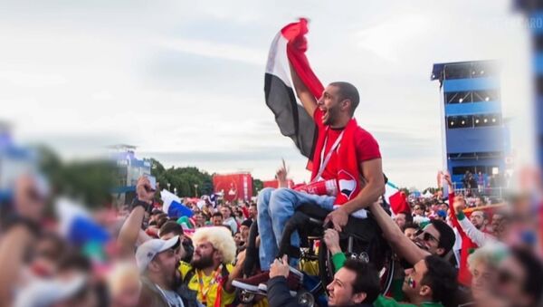 Как футбольный фанат из Египта, прикованный к коляске, стал известен на весь мир - Sputnik Латвия