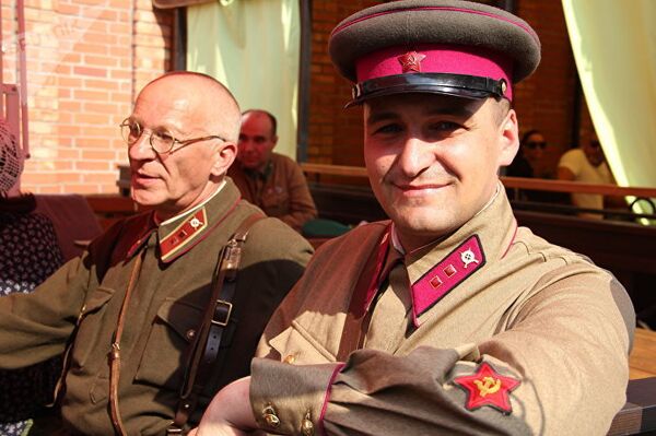 Форма старшего политрука, в которую одет Александр, сшита на заказ Форма старшего политрука, в которую одет Александр, сшита на заказ - Sputnik Латвия