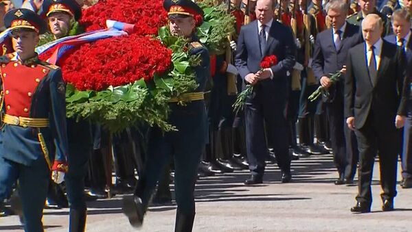 Путин возложил венок на могилу Неизвестного солдата - Sputnik Латвия