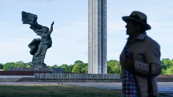 Дипломаты возложили цветы к памятнику Освободителям Риги  - Sputnik Latvija