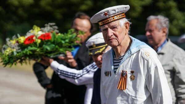 Дипломаты возложили цветы к памятнику Освободителям Риги - Sputnik Латвия