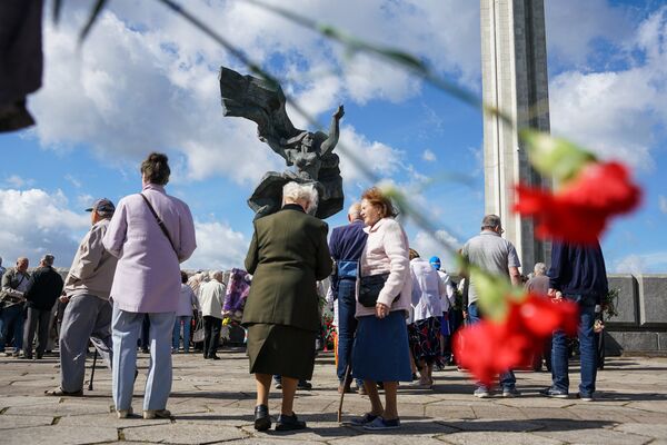 Возложение цветов к памятнику Освободителям Риги в День скорби - Sputnik Латвия