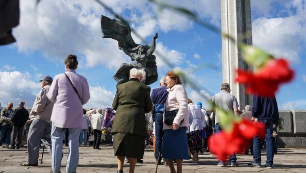 Возложение цветов к памятнику Освободителям Риги в День скорби - Sputnik Латвия