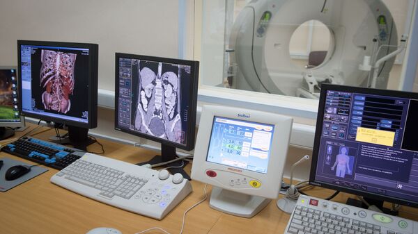 Компьютеры с изображениями результатов томографии пациентов - Sputnik Латвия