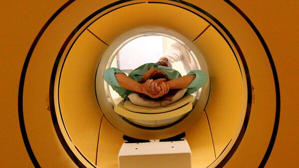 Пациент во время обследования c помощью томографа, архивное фото - Sputnik Латвия