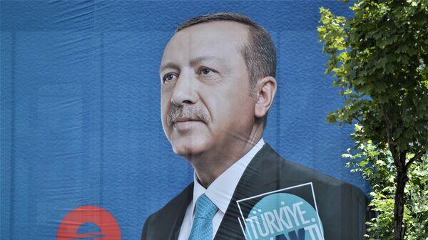 Erdogans izcīnījis dubultu uzvaru vēlēšanās Turcijā - Sputnik Latvija