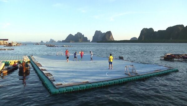 Как дети тайских рыбаков построили футбольное поле прямо на воде - Sputnik Латвия